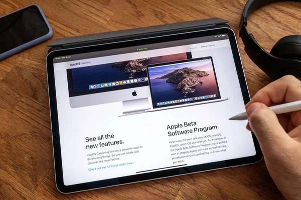 Uomo lettura su iPad Pro WWDC 19 lancio del prodotto MacOs — Foto Stock