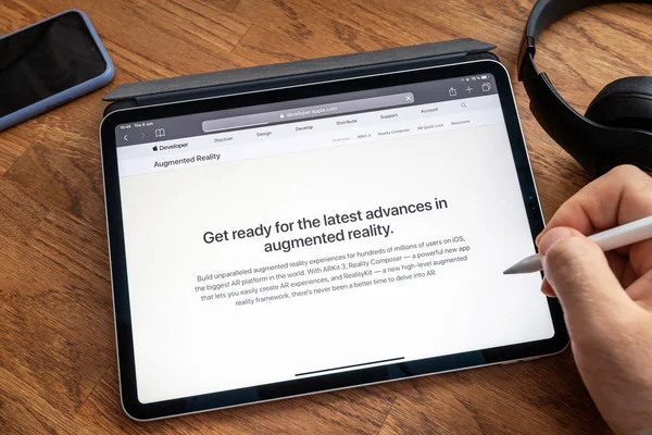Man iPad Pro WWDC 19 ürün lansmanı üzerinde okuma