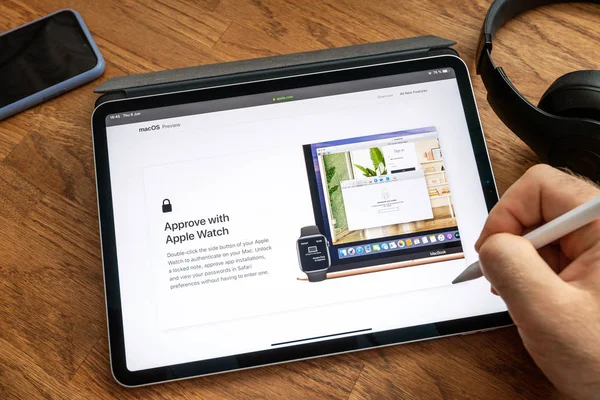 Aproove z Apple Watch do laptopa — Zdjęcie stockowe