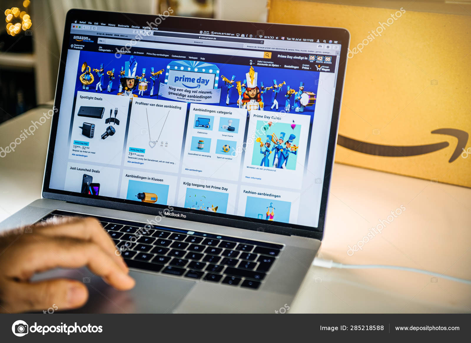 Absurd Dekking uitzending Amazon Prime day on german website man shopping on laptop deals – Stock  Editorial Photo © ifeelstock #285218588