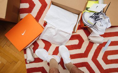 Adam yeni Nike Epic React Flyknit 2 koşu ayakkabıları ölçme