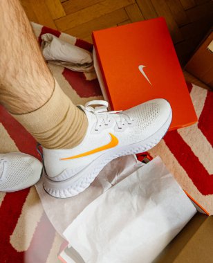 Adam yeni Nike Epic React Flyknit 2 koşu ayakkabıları ölçme