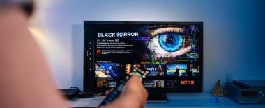 Black Mirror izlerken uzaktan tutan kıdemli adam el