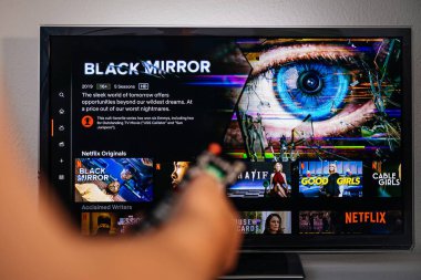 Black Mirror Netflix izlerken uzaktan tutan Kıdemli adam el
