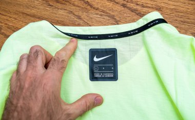 Kamboçya'da yapılan yeni Nike Spor Giyim t-shirt Man el Pov
