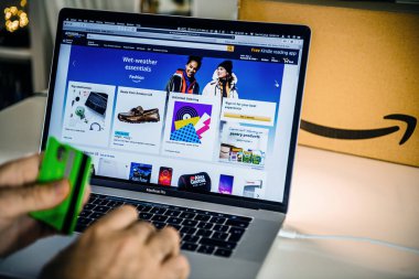 Dizüstü bilgisayar fırsatlar Amazon Avustralya Prime gün adam alışveriş