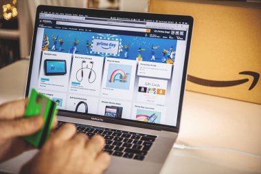 Dizüstü bilgisayar fırsatlar Amazon Prime gün adam alışveriş