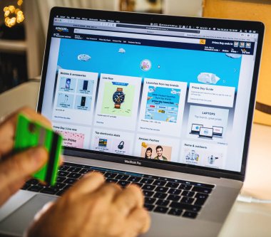 Dizüstü bilgisayar fırsatlar Amazon Prime gün adam alışveriş