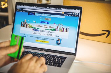 Dizüstü bilgisayar fırsatlar Amazon Prime gün adam alışveriş