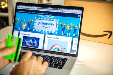Dizüstü bilgisayar fırsatlar Amazon Prime gün adam alışveriş