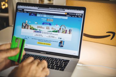 Dizüstü fırsatlar Amazon Hindistan Prime gün adam alışveriş