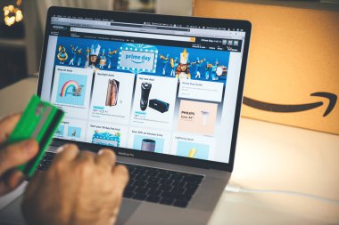 Dizüstü bilgisayar fırsatlar Amazon Prime gün adam alışveriş