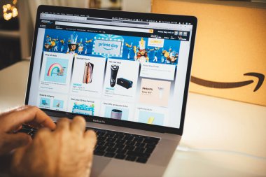 Dizüstü bilgisayar fırsatlar Amazon Prime gün adam alışveriş