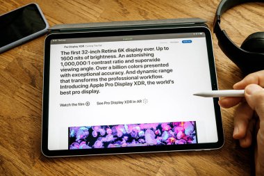 Man iPad Pro WWDC 19 ürün lansmanı üzerinde okuma