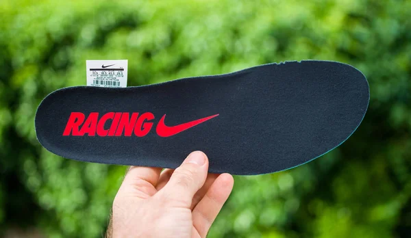 Man hand håller Nike löparskor sula — Stockfoto