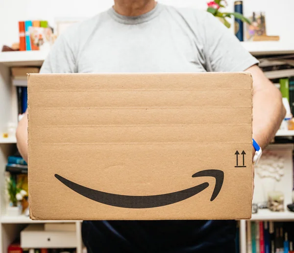 Pria senior memegang paket kardus Amazon Prime — Stok Foto