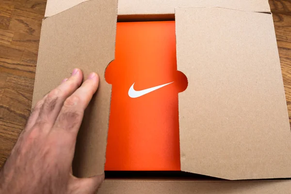 Uomo mano unboxing disimballaggio nuove scarpe da corsa Nike e-shopping — Foto Stock