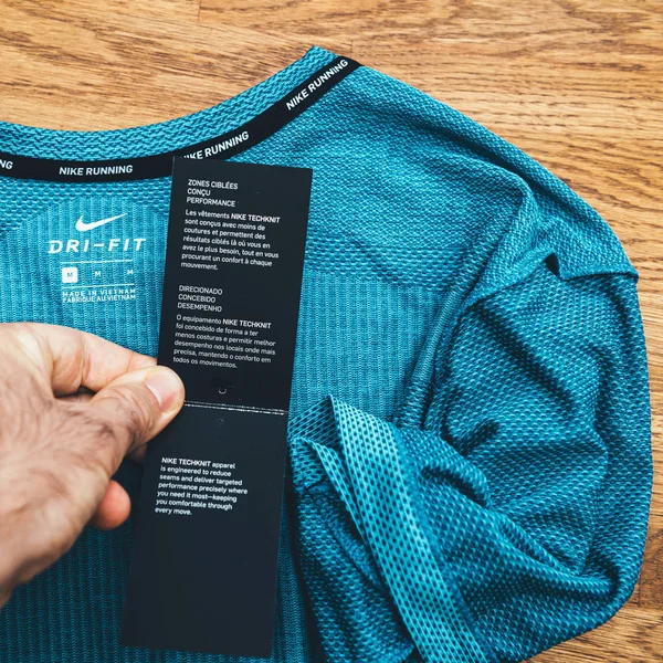 新しいナイキスポーツウェアTシャツの男の手ポブは、テクニット衣服 — ストック写真