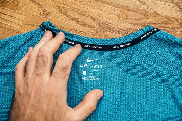 Man hand POV av nya Nike Sports Running Dri-FIT — Stockfoto