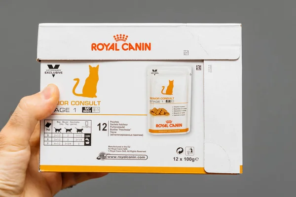 Man hand holding Royal Canin Senior Consult State 1 — Stock Photo, Image