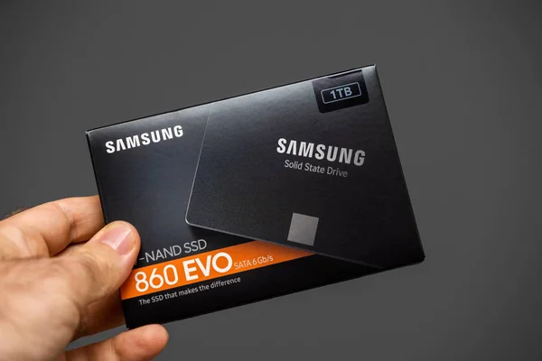 Uomo mano contenente pacchetto scatola SSD samsung — Foto Stock