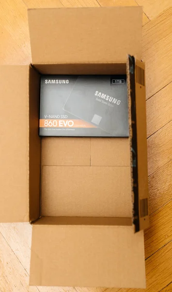 Man hand hållande paket Box SSD Samsung — Stockfoto
