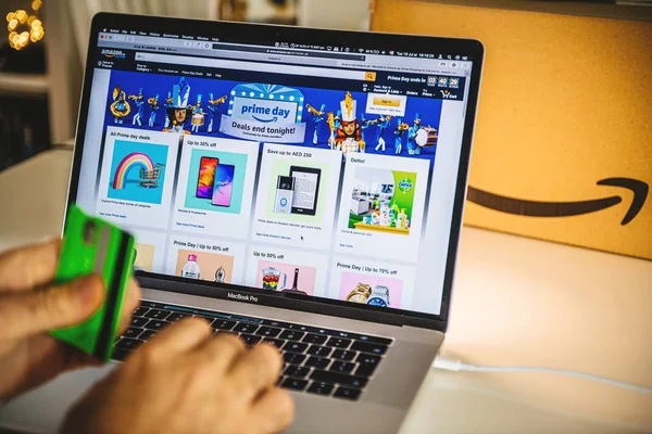 Dizüstü bilgisayar fırsatlar Amazon Prime gün adam alışveriş