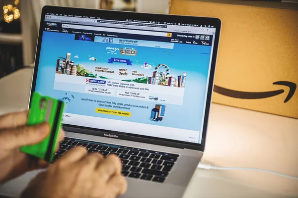 アマゾンインドプライムデーマンは、ラップトップのお得な情報で買い物 — ストック写真