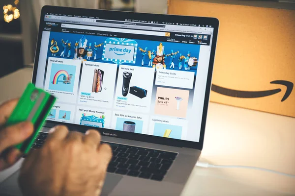 ラップトップのお得な情報でアマゾンプライムデイマンショッピング — ストック写真