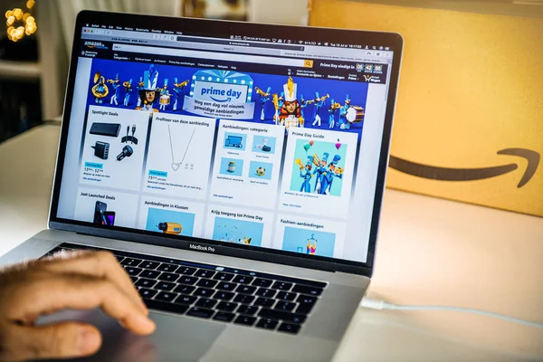 Amazon Prime hari ini di website Jerman pria belanja pada penawaran laptop — Stok Foto