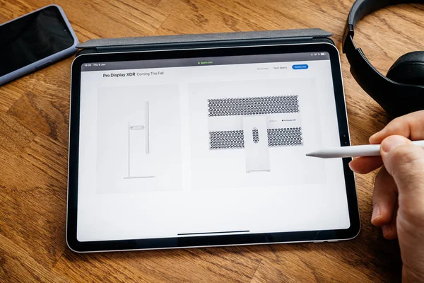 Man läser på iPad Pro WWDC 19 Pro Display XDR — Stockfoto