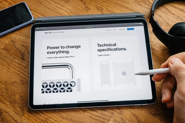 Lettura uomo su iPad Pro lancio Mac Pro workstation — Foto Stock