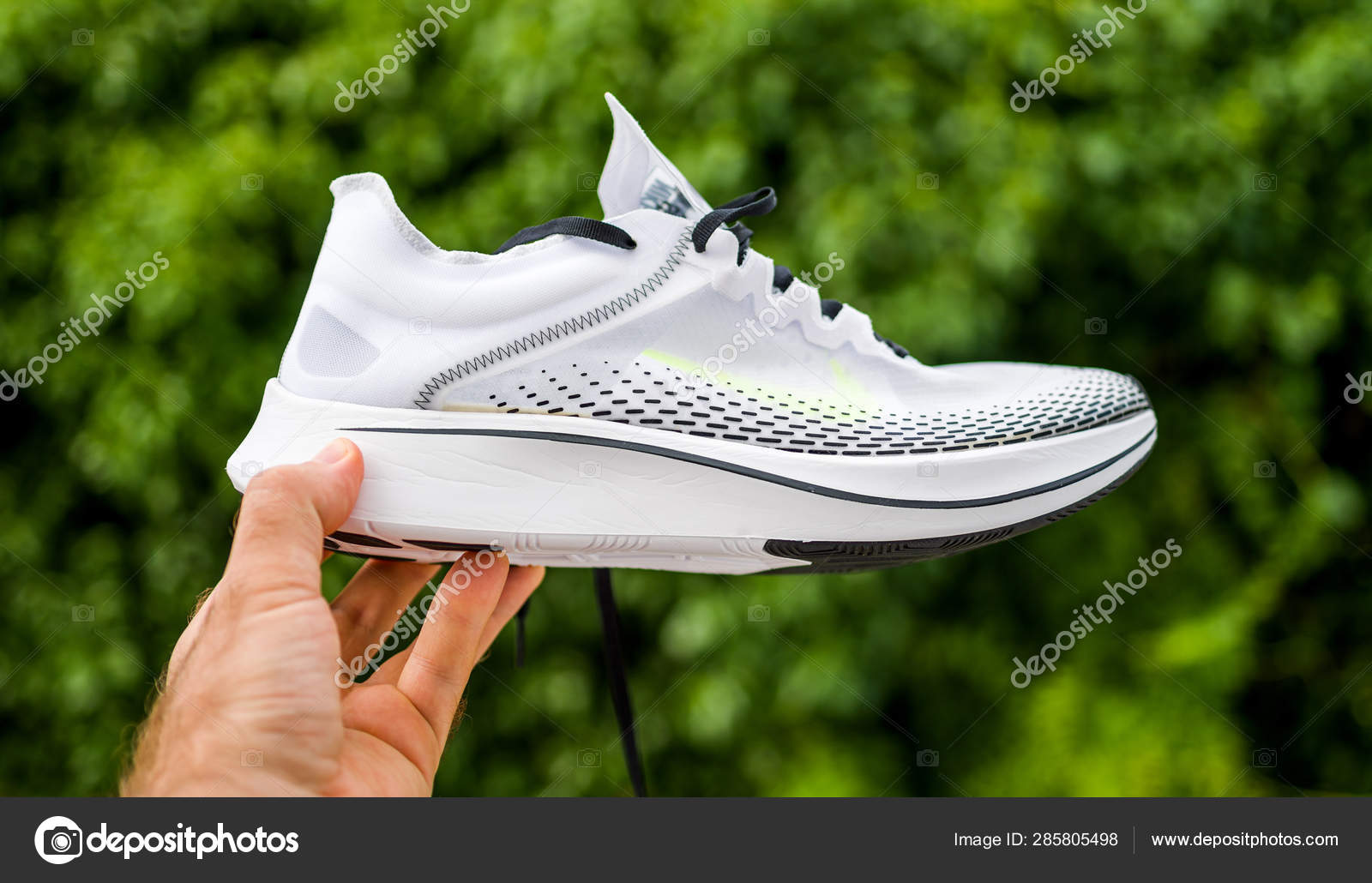 Para un día de viaje Privación Caballero amable Nike Zoom Fly SP Fast runner shoes in man hands – Stock Editorial Photo ©  ifeelstock #285805498