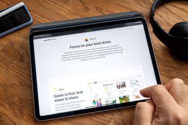 Ipad Pro Wwdc 19 ürün lansmanı Fotoğraflar uygulaması üzerinde Man okuma