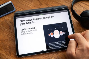Man iPad Pro WWDC 19 ürün lansmanı üzerinde okuma