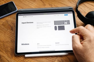 Man iPad Pro Launch Mac Pro iş istasyonu üzerinde okuma