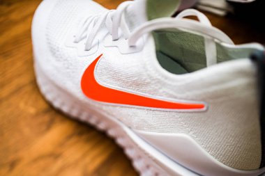 Yeni Nike Zoom Fly Flyknit 2'nin yan görünümü