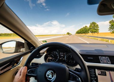 Adam el tutan direksiyon simidi ile sürüş 135 Kmh