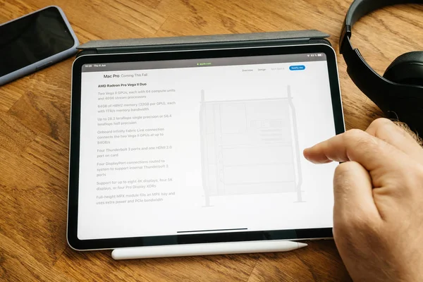 Lecture homme sur iPad Pro lancement Mac Pro station de travail Amd radeon — Photo