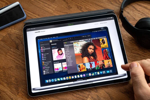 Ipad Pro Wwdc 19 ürün lansmanı Fotoğraflar uygulaması üzerinde Man okuma