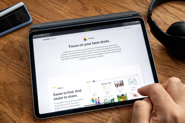 Man reading on iPad Pro WWDC 19 product launch Photos app — Stock Photo, Image