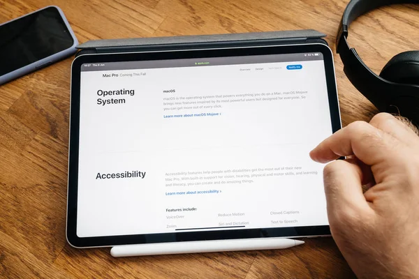 Hombre leyendo en iPad Pro lanzar Mac Pro estación de trabajo — Foto de Stock