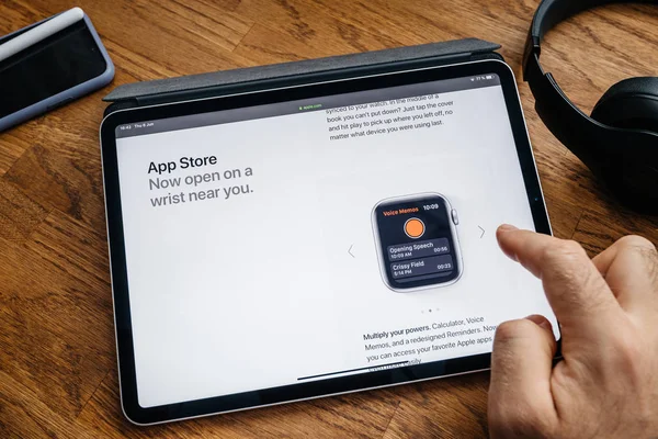 Lecture homme sur iPad Pro WWDC 19 lancement du produit — Photo