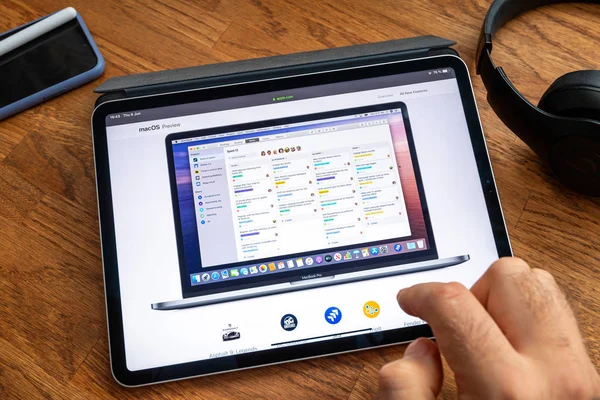 Людина читанні на iPad Pro WWDC 19 продукт запуск проекту App — стокове фото