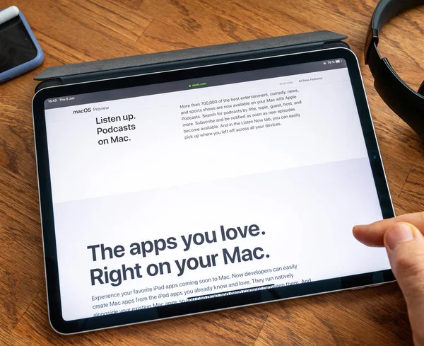 Hombre leyendo en el iPad Pro WWDC 19 lanzamiento del producto — Foto de Stock