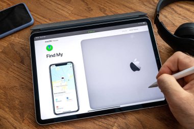 Man iPad Pro WWDC 19 ürün lansmanı üzerinde okuma