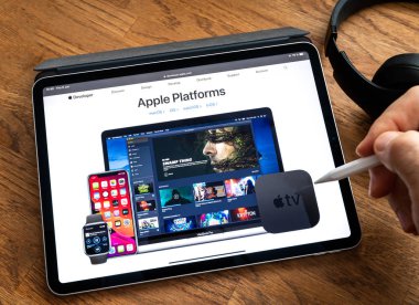 Man iPad Pro WWDC 19 ürün lansmanı üzerinde okuma