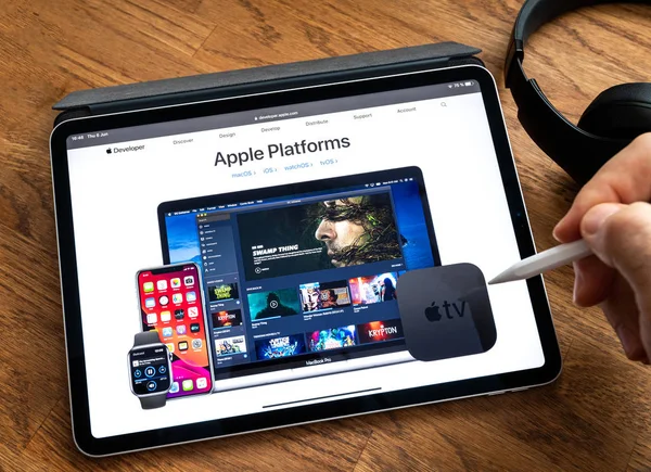 Mann liest auf ipad pro wwdc 19 Produkteinführung — Stockfoto