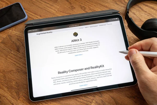 Человек, читающий на iPad Pro про ARKIT 3 — стоковое фото