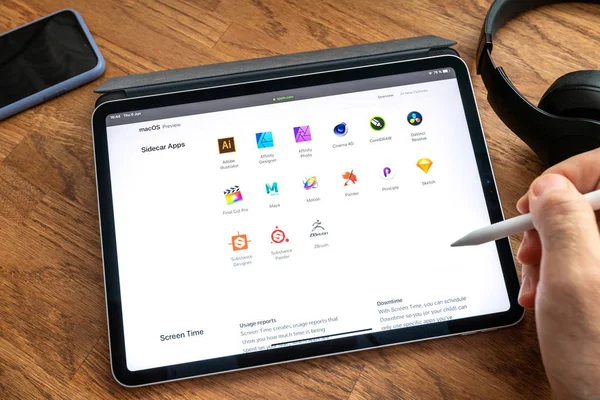 Czytanie Man na iPad Pro WWDC 19 uruchomienie produktu — Zdjęcie stockowe